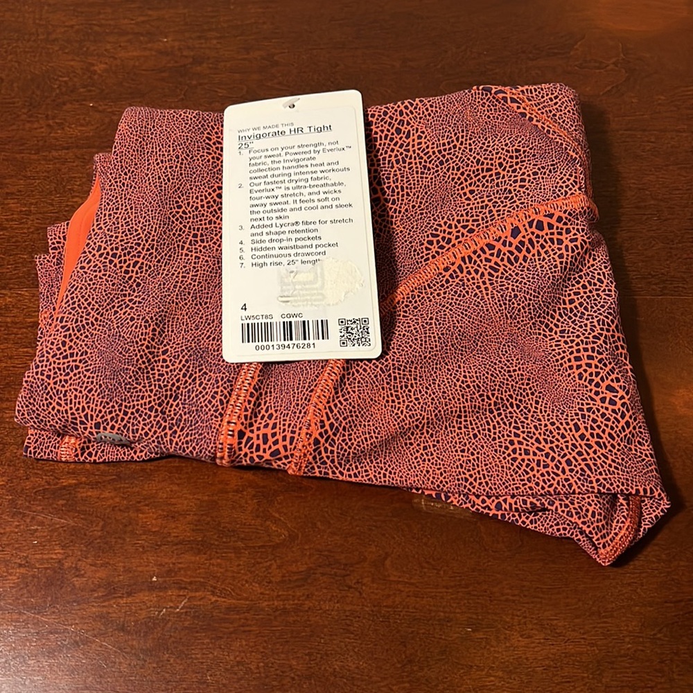 NWT lululemon Invigorate HR 25". Size 4. Color - CGWC - Crackle Glaze Orange.